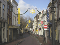 901043 Gezicht in de met kerstverlichting versierde Springweg te Utrecht, richting Mariaplaats.